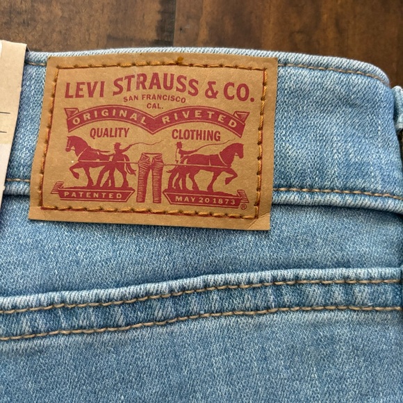 Levi’s Mid Length New Jean Shorts 24W Light-Medium Wash Denim Plus Size - Picture 7 of 9